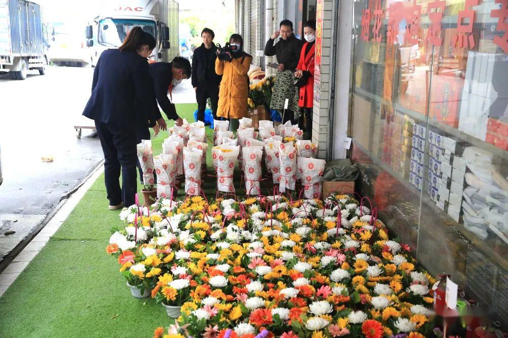 县市场监督管理局集中销毁祭祀塑料花仿真冥币