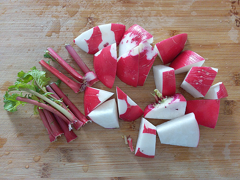 汤汁太咸了,把汤汁倒掉一半,然后添加倒掉一半量的开水,放入红萝卜盖