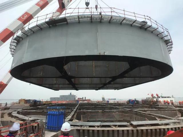 常泰长江大桥主塔基础6号墩钢沉井首次水上接高