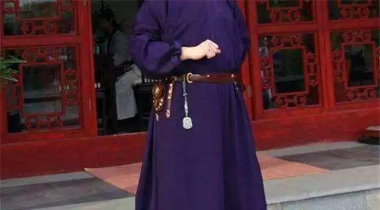蹀躞带(dié xiè)其实是腰带的一种,是魏晋时期传入中原的一种配饰