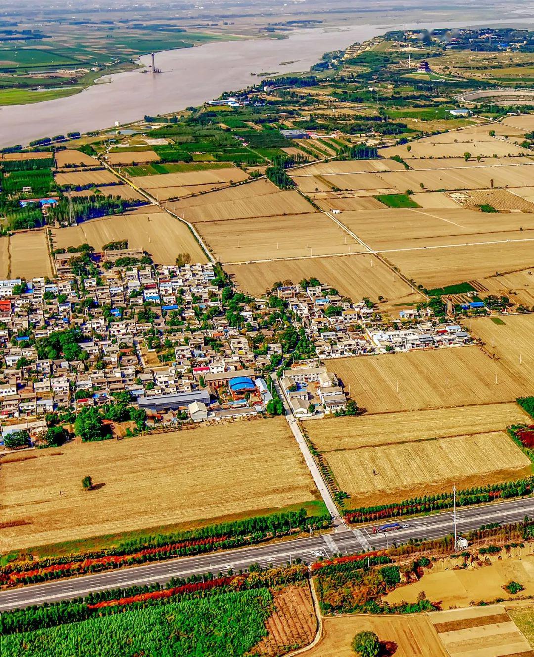 华北平原 摄影 陈俊杰随着经济发达,人为修出的公路通达四方,动车也