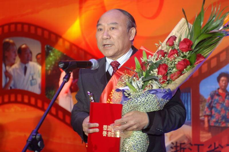 他的名字叫郑树森,浙江龙游人,1950年出生,比李兰娟小3岁.