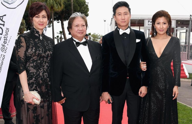 原创洪天明带两个儿子和妻子外出游玩和大家分享一家人的近况