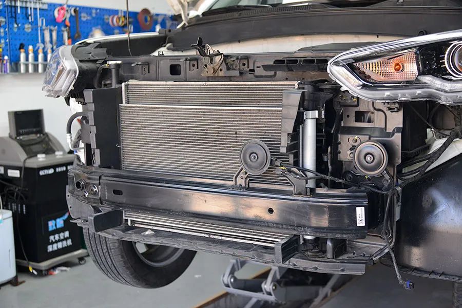 这辆现代ix35防撞梁是塑料的?拆开看看_搜狐汽车_搜狐网