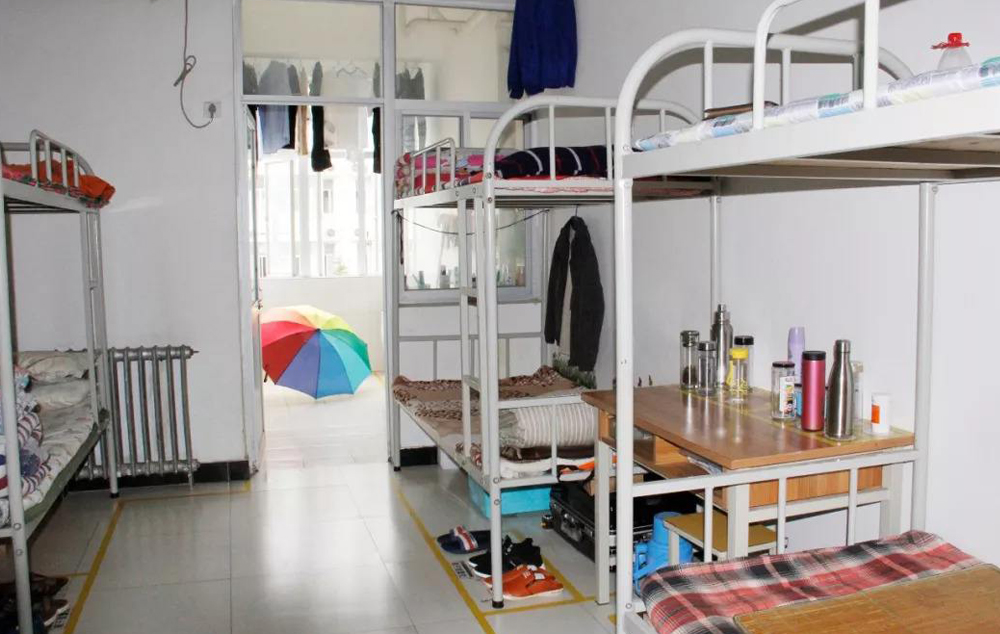 武汉工作住过的最简陋员工宿舍自称公寓两个房间3张高低床