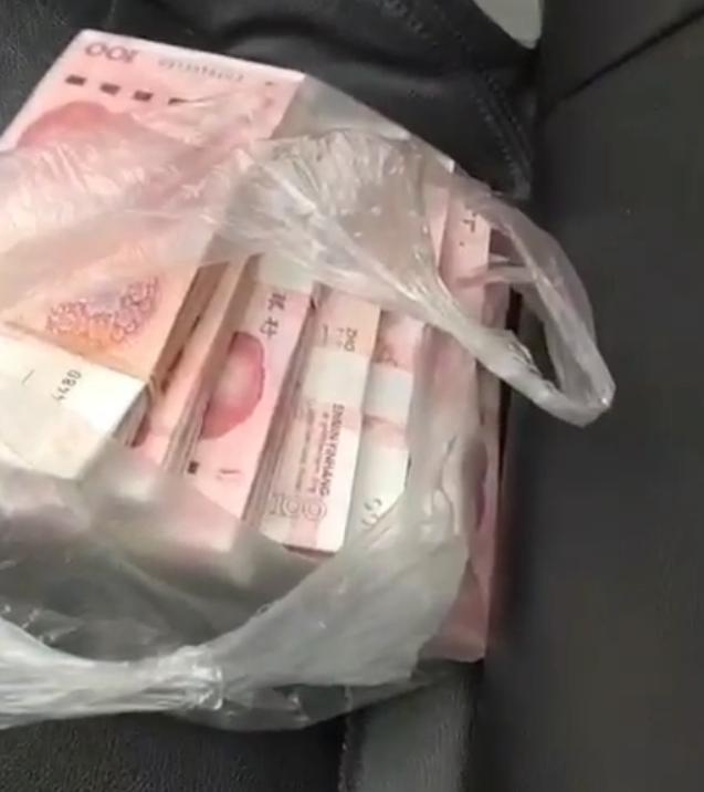 点赞!乘客粗心遗落7万元现金 苏州苏e25m0l的哥原地等候物归原主