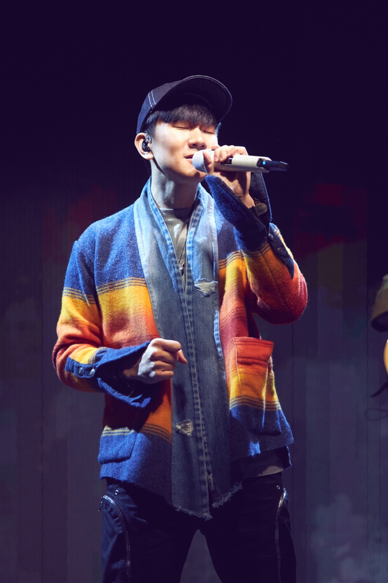 直播见面会正式开始,林俊杰除了提及《圣所:wonderland》巡演将无限期