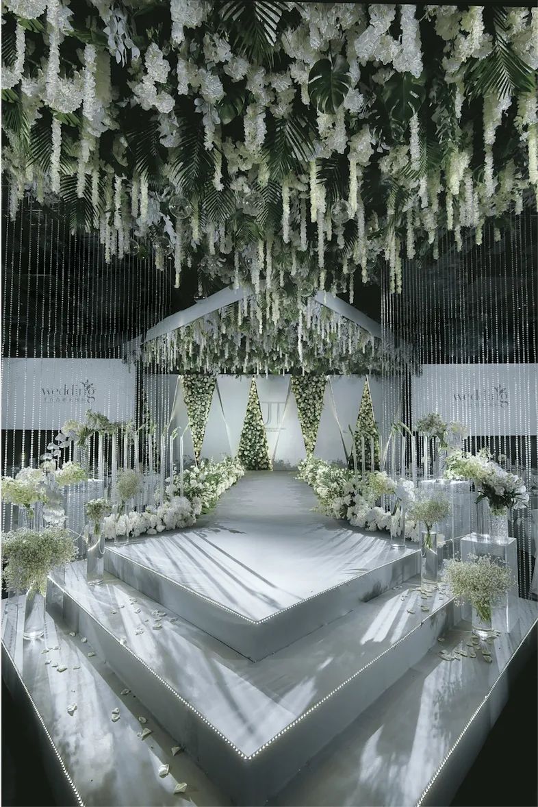 清爽灰绿色,搭配新娘酷爱花艺,高级感的婚礼搭建