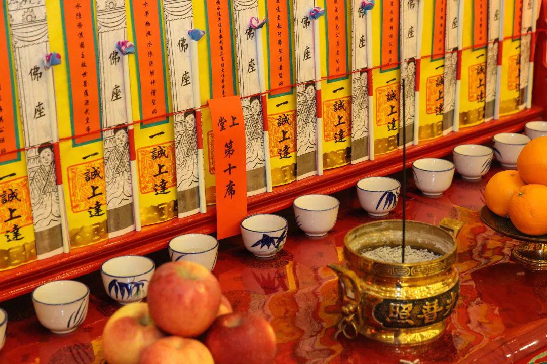 就是请来了某一位佛,神,仙,鬼的真身或灵魂,经过水陆法会的供养,礼赞