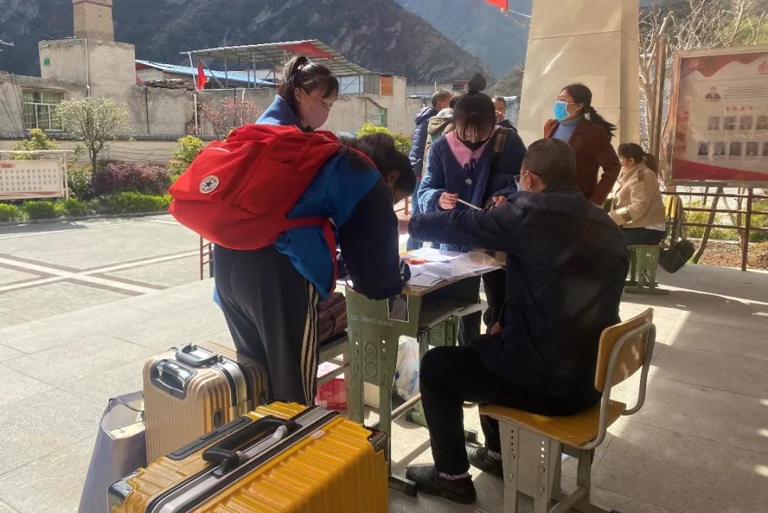 上午9点,理县中学按照疫情防控工作要求,在距离学校门口50米处设置了