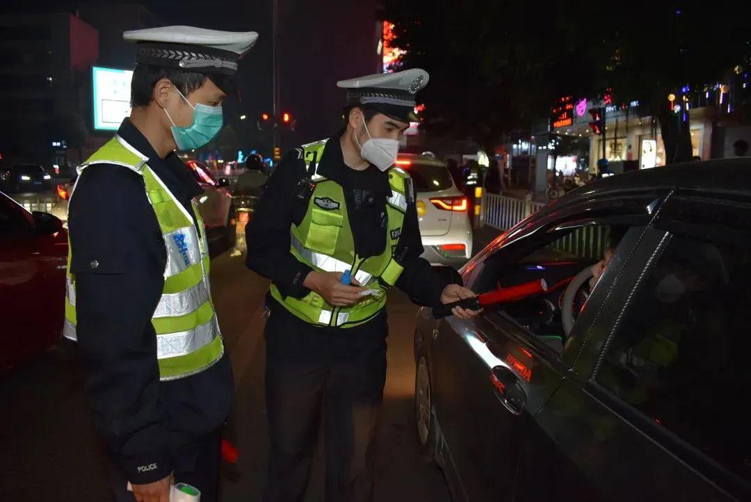 行動期間,交警支隊組織鐵騎隊加強對市區路面的動態巡邏,將大功率鐵騎