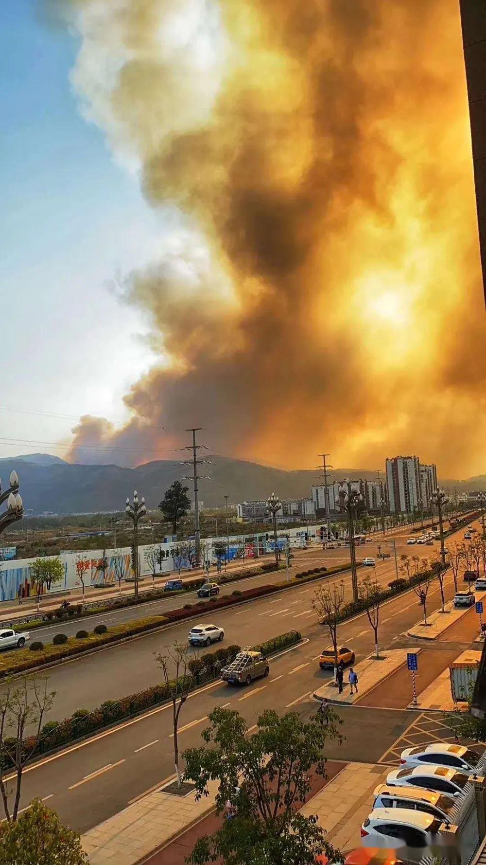 四川凉山西昌突发山火已造成19名地方扑火人员牺牲