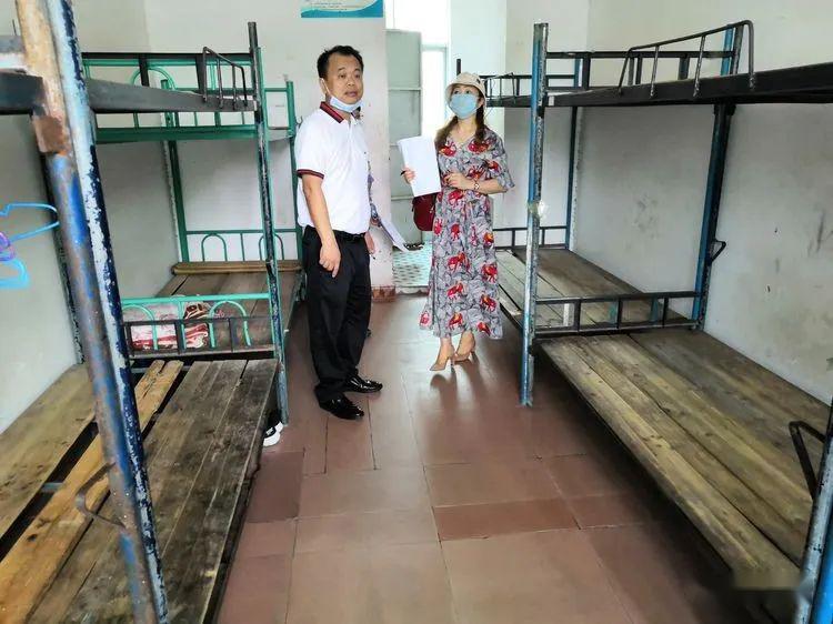 朝阳中学迎接市初三开学工作验收领导小组检查验收