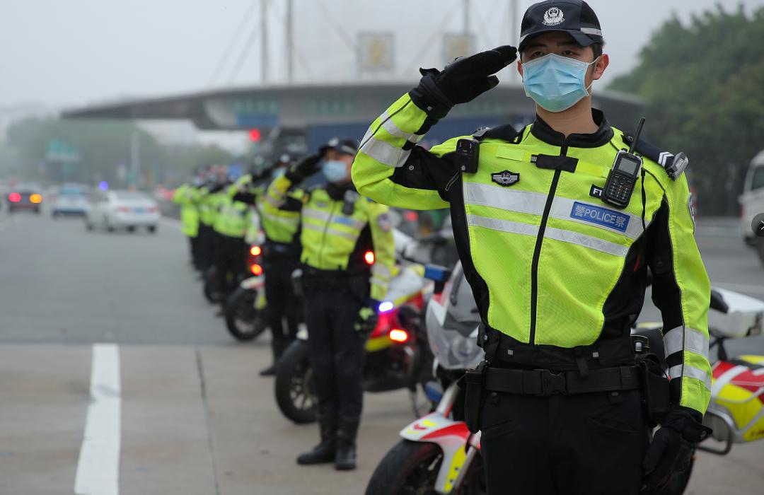 的深圳交警铁骑进入广深高速深圳界深圳医疗队队员们下午16时03分武汉