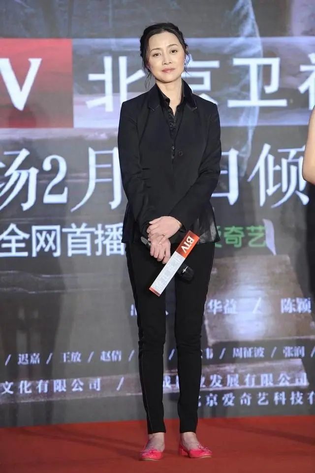 刘蓓服老真明显西装配上红色平底鞋典型的中年妇女形象