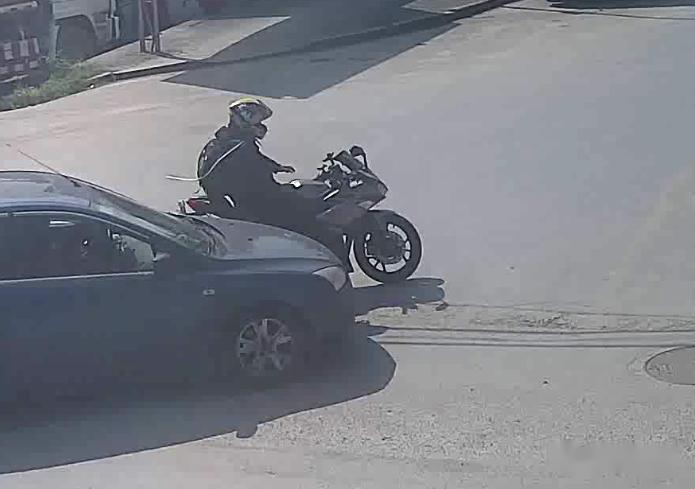 长寿发生交通事故,摩托车强行超车,与小车擦挂受伤!