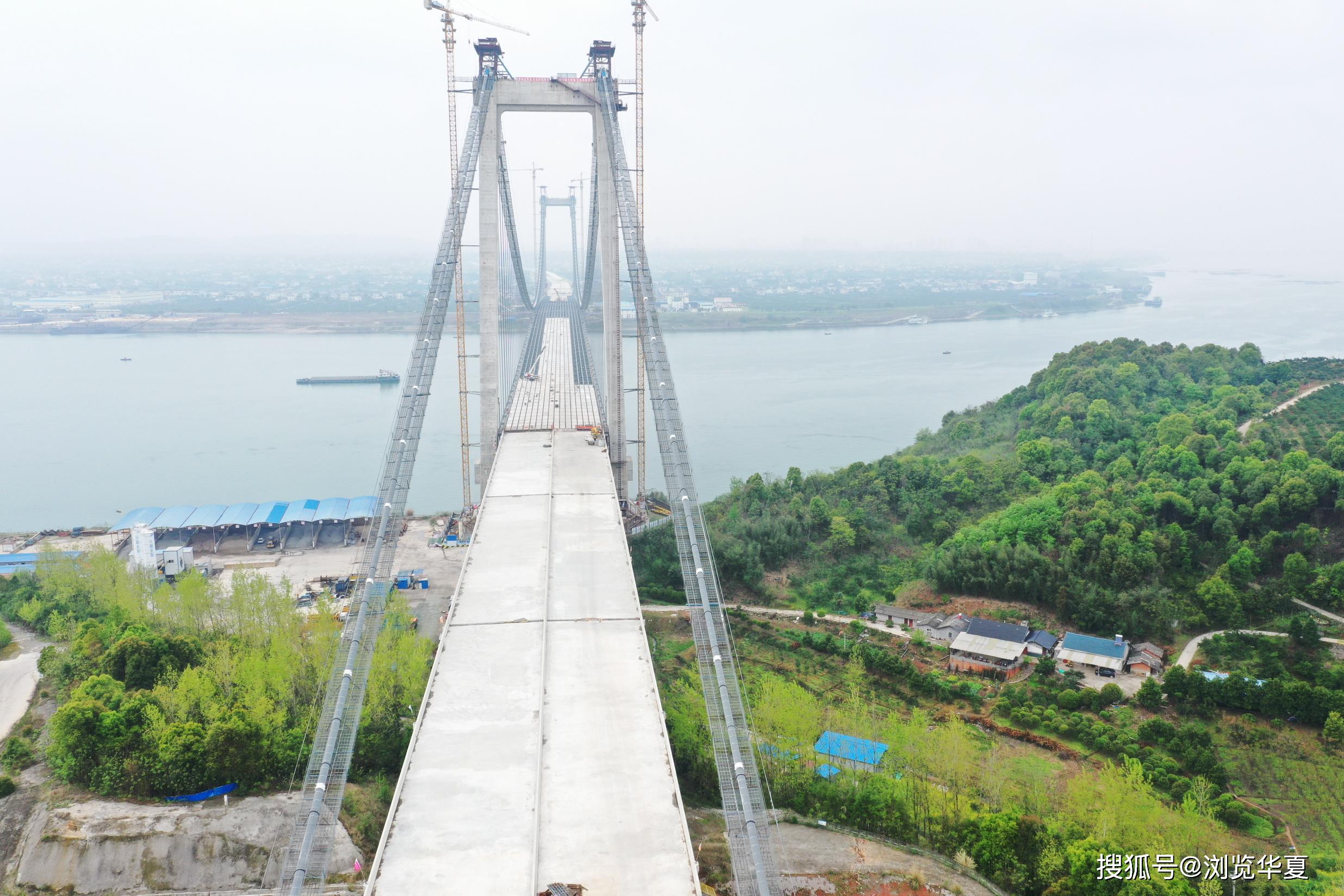 跨越長江,連接北岸的枝江市白洋鎮和南岸的宜都市陸城街道,是呼北高速