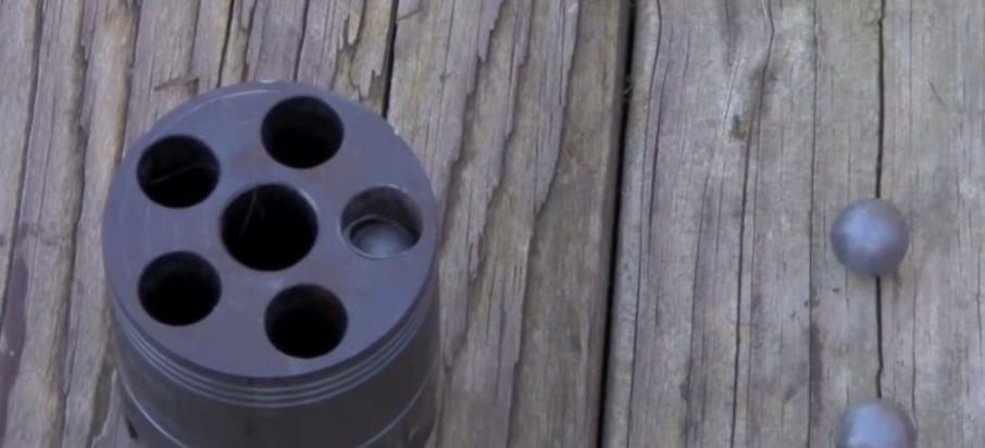 装填太傻了,到1839年,他在枪身右侧的火帽位置和弹轮膛口位置开了槽