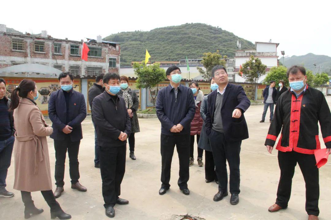 捐资助学大爱无疆爱心企业家陈隆魁向东山瑶族乡清水民族小学捐资100