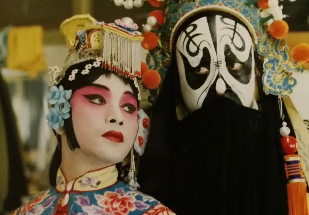 彼时,京剧化妆师宋小川给张国荣第一次画上了虞姬的脸谱.