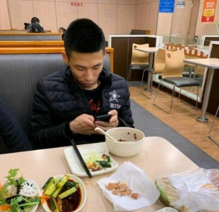 同样是吃饭,看到大司马与pdd的晚餐,难怪身材差这么多!_网友
