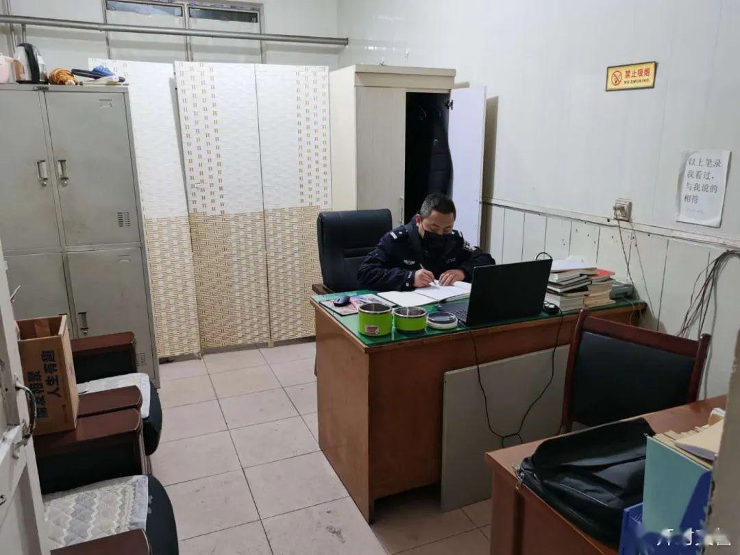 救助伤员,勘察现场,寻找人证物证……夜已深,他还在单位办公室研习