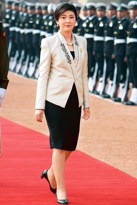 她被称泰国"闪电总理",52岁穿仙女裙儿子当男伴,依旧不结婚_英拉