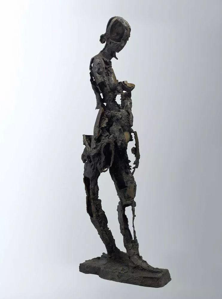 雕塑家张峰他的作品可以体会到一种中国传统水墨画的韵味