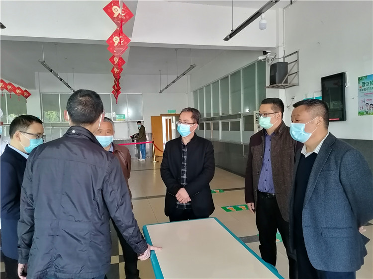 副县长姜定波指导洪雅中学校园疫情防控和高三开学准备工作