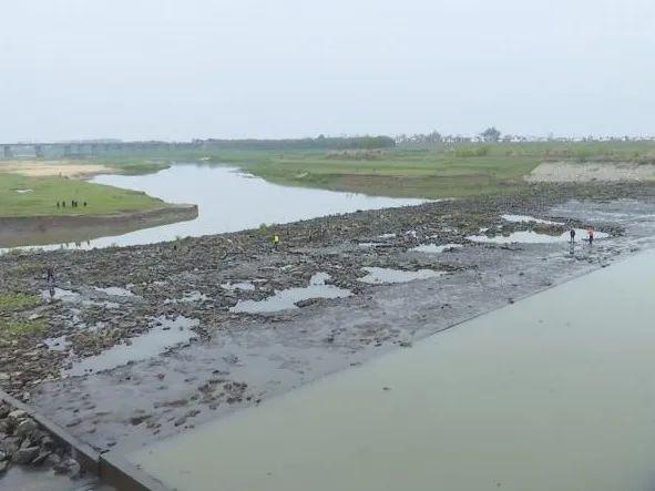 陽邏二水廠取水及輸水管道建設工程現場,舉水河橡膠壩等地,查看工程