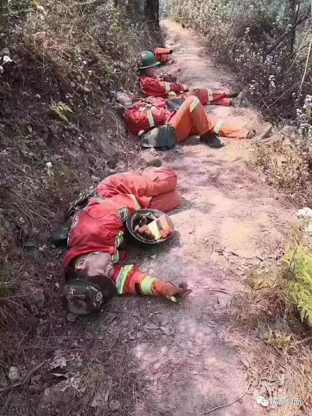 原创西昌市民自发前往悼念在森林火灾中牺牲的救火英雄