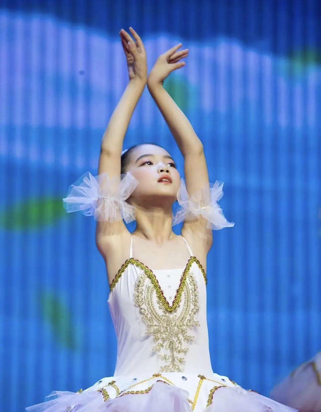 越致敬最美逆行者守护世界金点芭蕾守护你的宝贝感恩白衣天使的付出