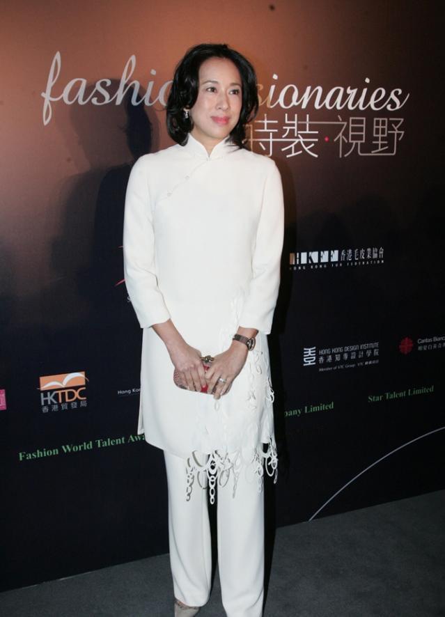 套装上身也能显示出朱玲玲的大气,上半身是中式风格十足的旗袍式上衣