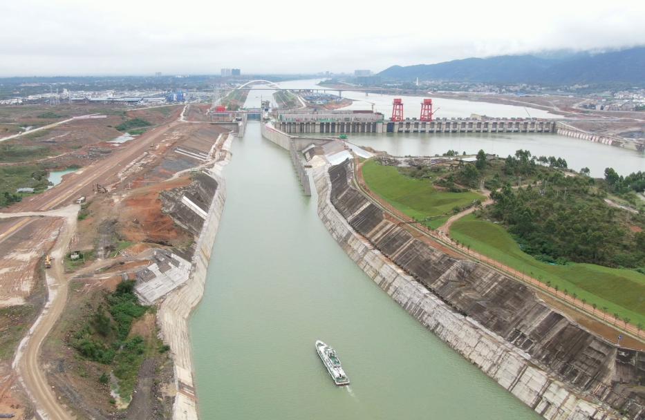 葛洲壩承建的大藤峽水利樞紐工程船閘試通航成功