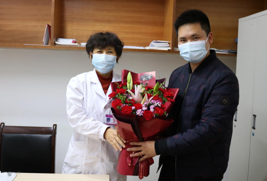 2020又一波暖流来袭医护暖心服务产妇家属送花致谢