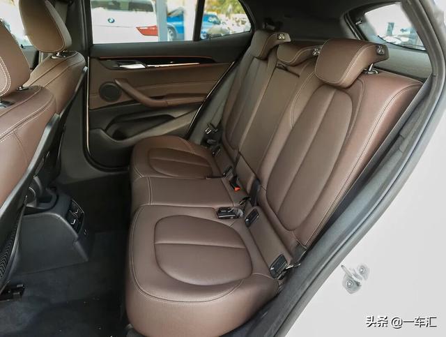 车内座椅表面为仿皮材质包裹,座椅造型与宝马x1上的基本一致,内部填充