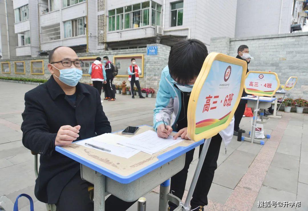 成都棠湖外國語學校班主任查看學生健康碼◎ 藝體中學學生入校前體溫