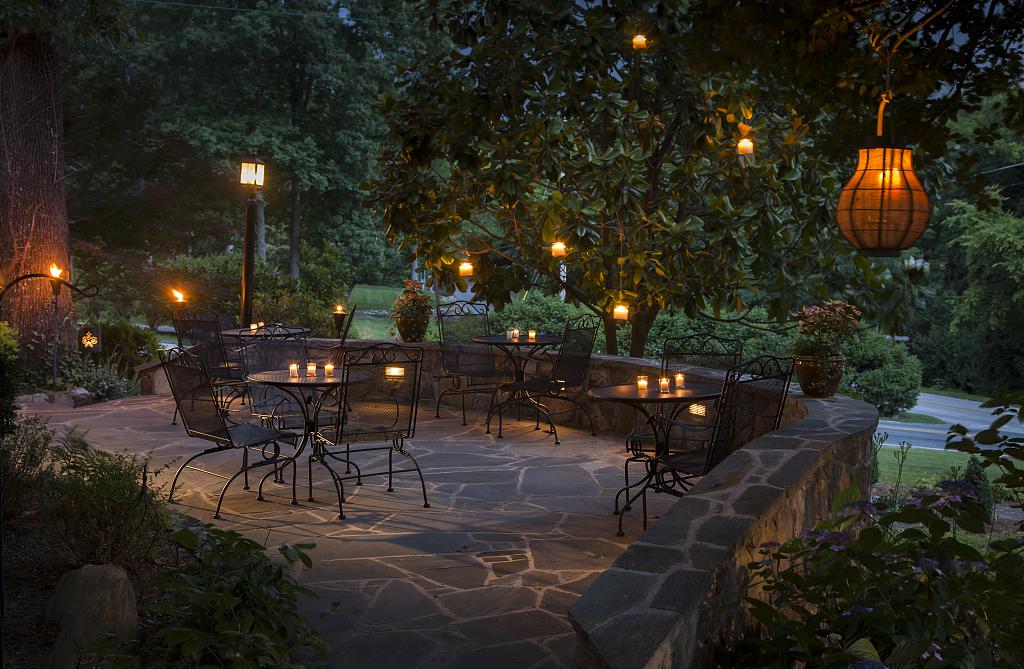 有了灯方知院子夜色这么美