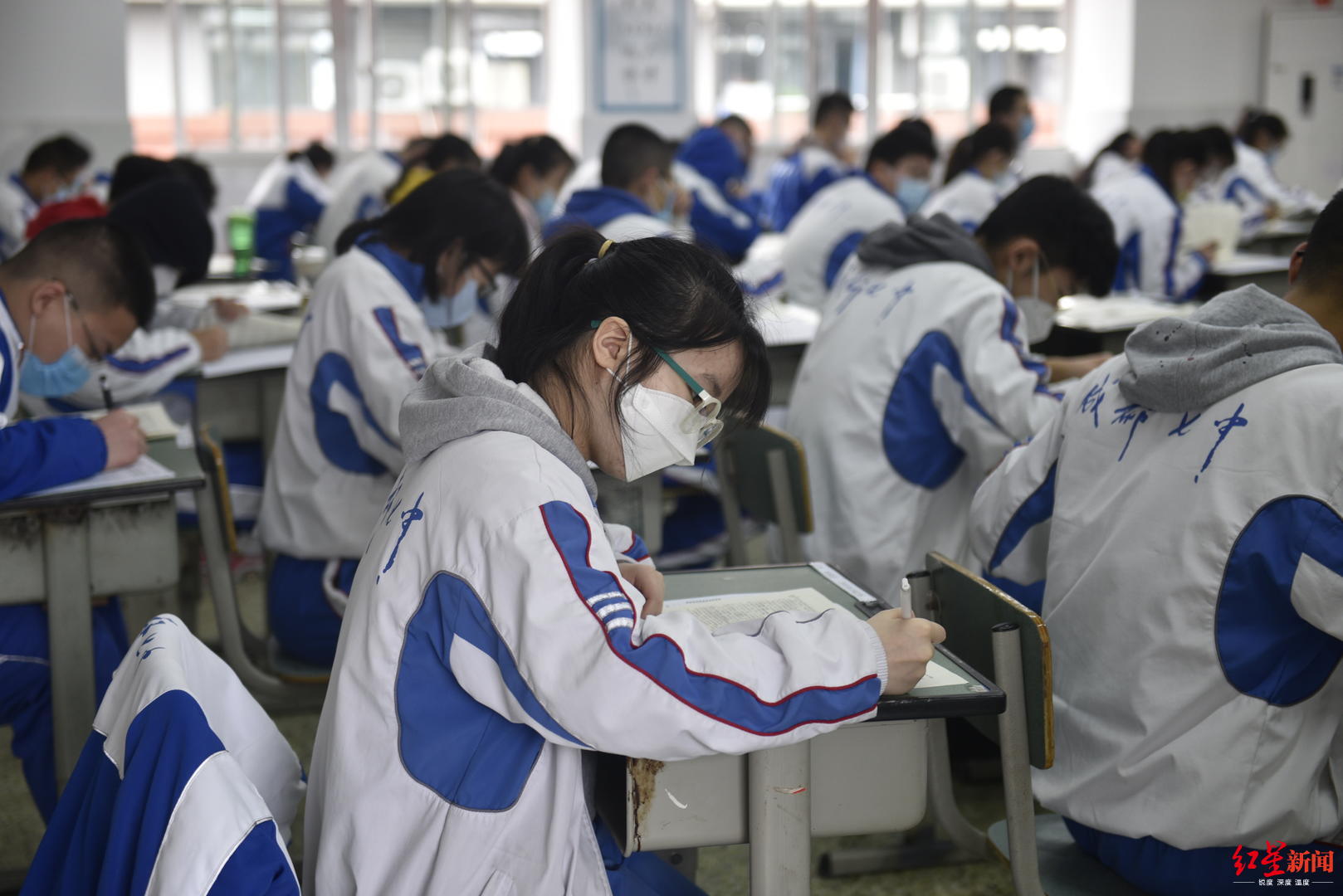 七中万达学校复课首日考试,学生调侃:我对你思念如泉涌,你却用考试来