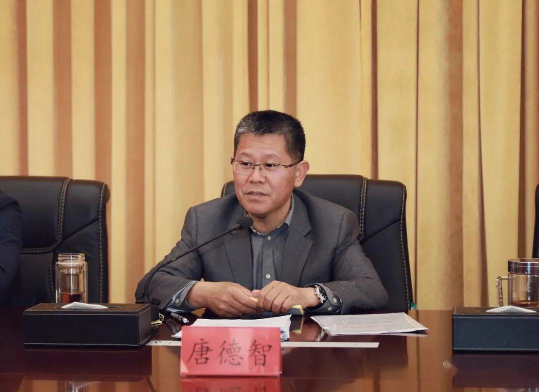 吴胜华,州委副书记,州委政法委书记,领导小组副组长罗桂荣出席会议,州