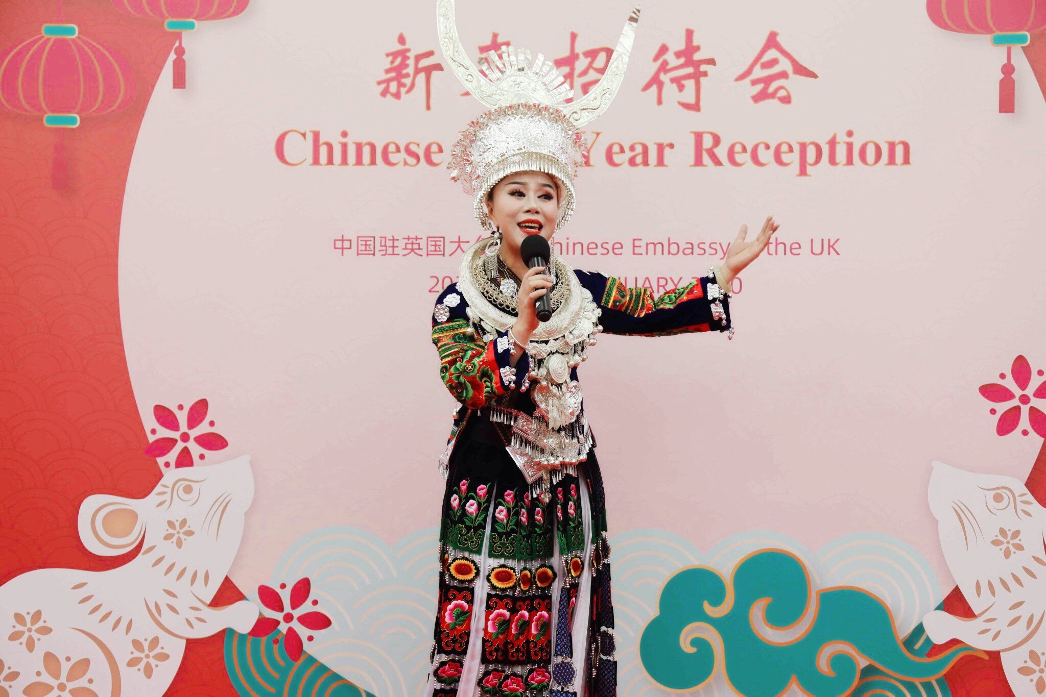 中国苗族歌唱作演员朵久央受邀赴欧洲巡演20余场演唱
