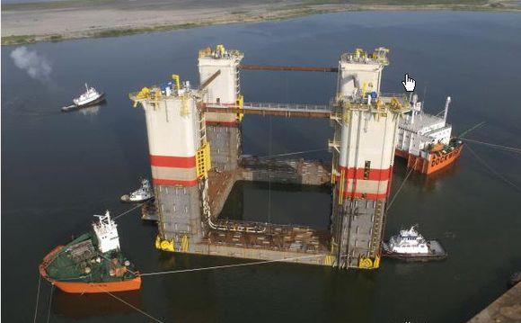 半潜船在工作时,会像潜水艇一样,通过调整船身压载水量,能够平稳地将