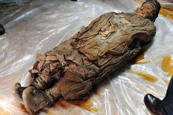 原创 江苏现2000年古墓,开棺后众人不淡定了,专家大喊:快盖上!