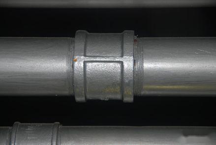 螺纹连接管道安装后的螺纹根部应有2~3扣外露的螺纹,多余的麻丝应清理