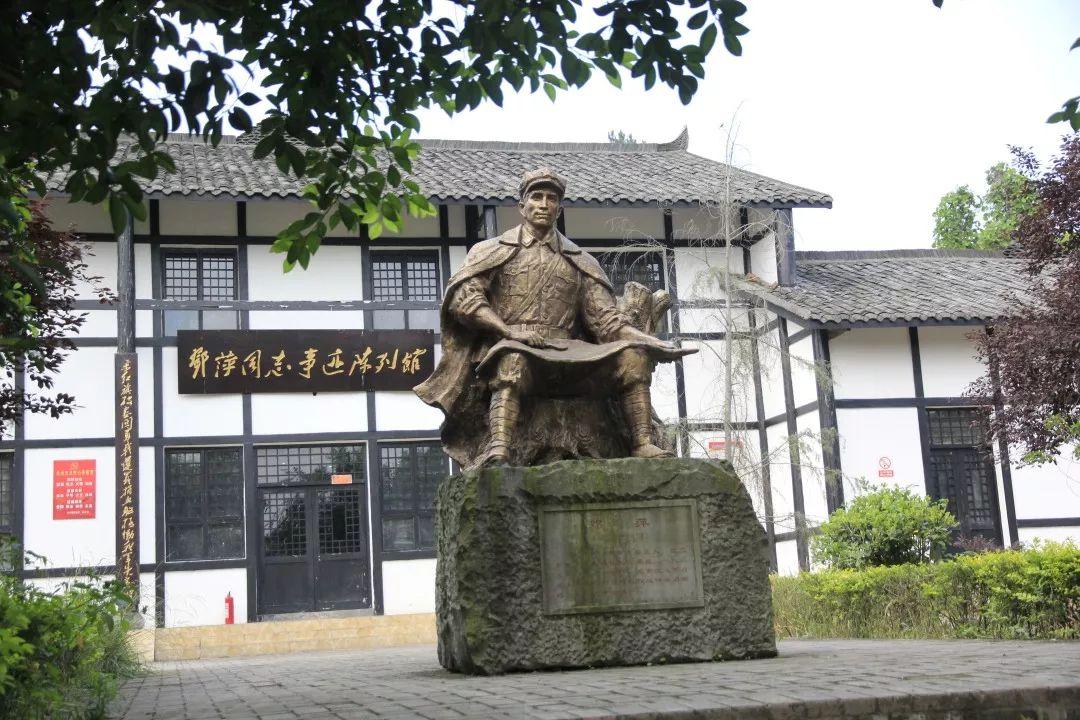 遵义在邓萍同志牺牲处修建了邓萍烈士墓,彭德怀亲笔撰写了邓萍同志