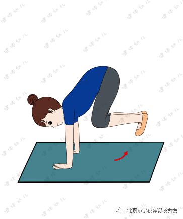 动作要领:蹲撑,双脚快速离地成双手支撑,双脚悬空的动作,掌握好重心