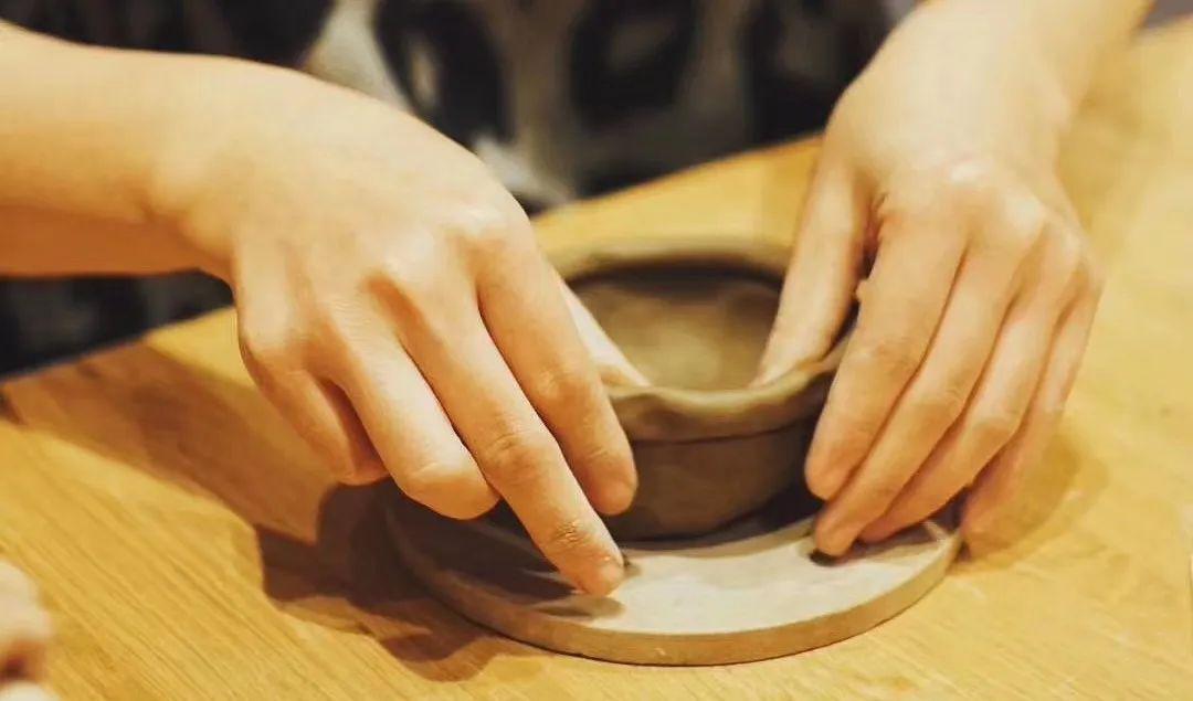 a :我的流程一般是:手捏成型—修坯—上色—刻画—烧制.