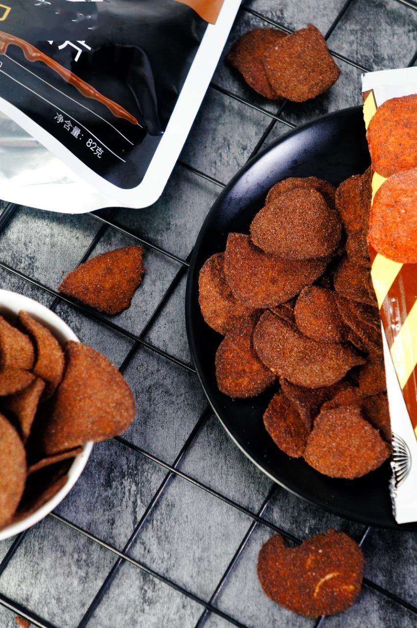 新晋网红明月东一滚蛋薯片海鸭蛋跟薯片碰撞脏脏包遇上薯片五种风味