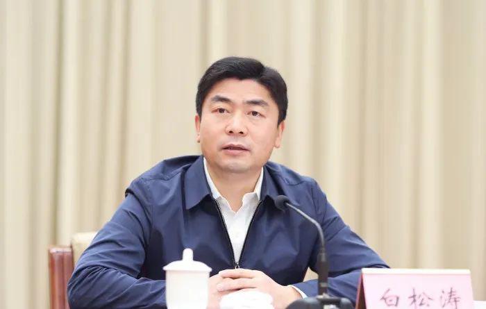 市委副书记,代理市长白松涛出席会议并讲话.