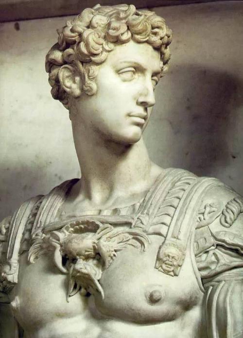 原作为大理石雕像,目前存放在佛罗伦萨,圣·洛伦佐教堂的美第奇小圣堂